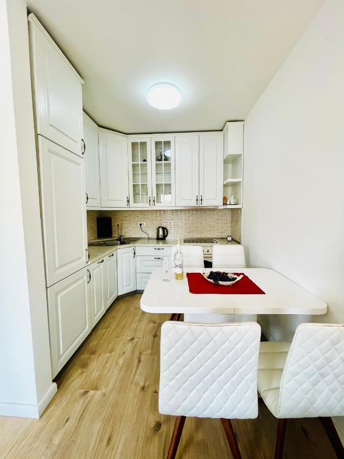 4 Llullat - City Center Apartment Prishtine Bagian luar foto