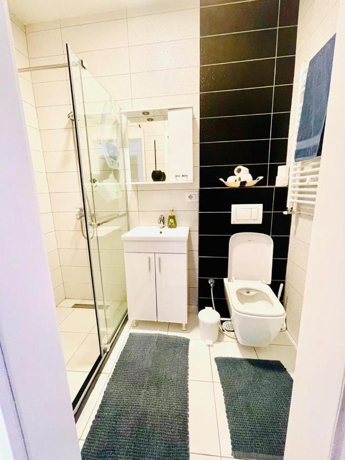 4 Llullat - City Center Apartment Prishtine Bagian luar foto
